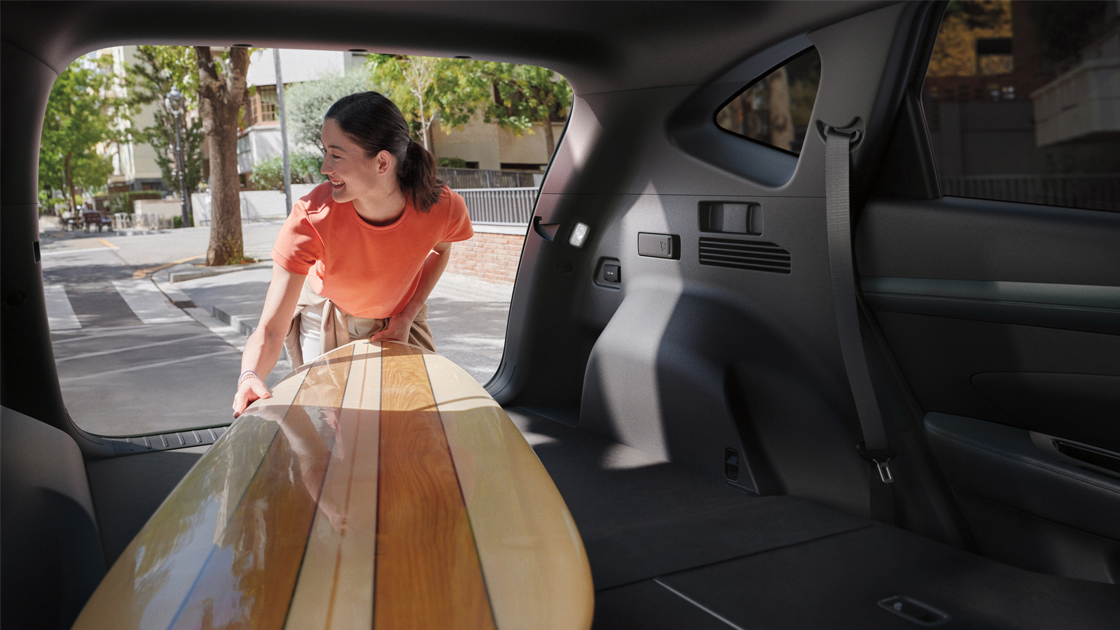 Gambar tampak atas dari hyundai the new tucson menampilkan kursi belakang yang dilipat menambah kesan lega pada bagasi