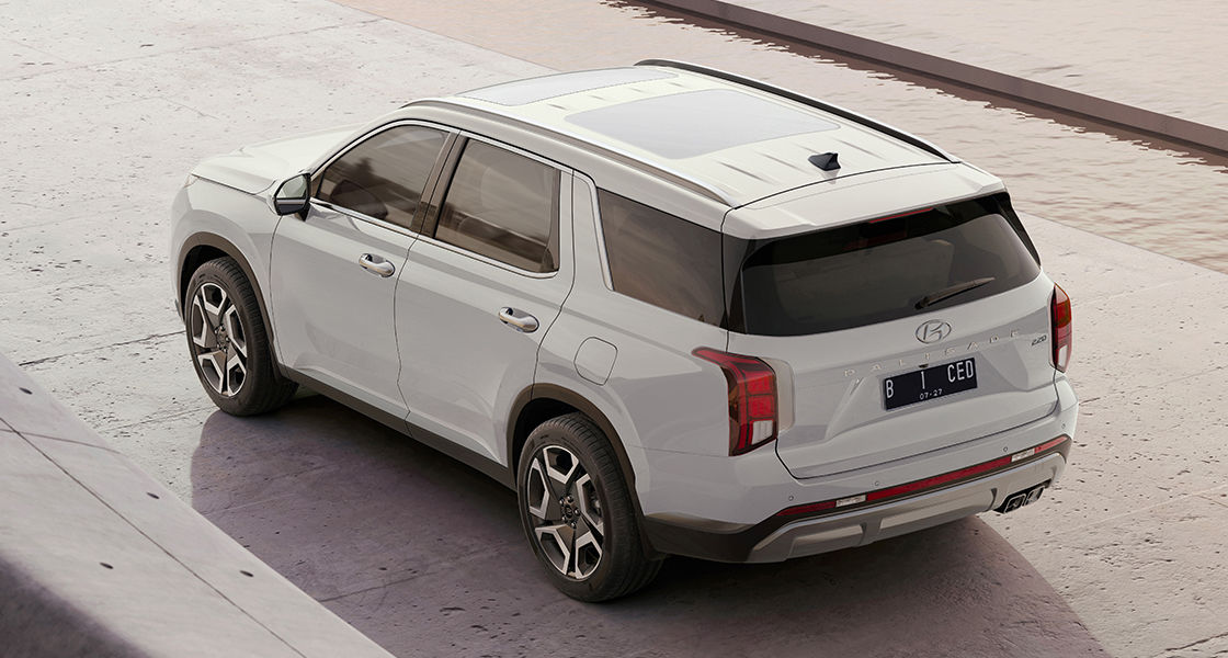 Hyundai Palisade berwarna putih terlihat dari belakang dengan desain yang elegan