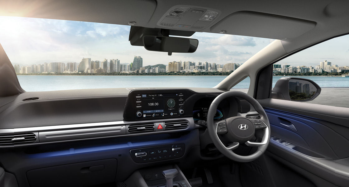Interior Hyundai Stargazer menampilkan desain dashboard yang modern dan ergonomis, dengan kemudi yang dilengkapi dengan kontrol yang mudah dijangkau.